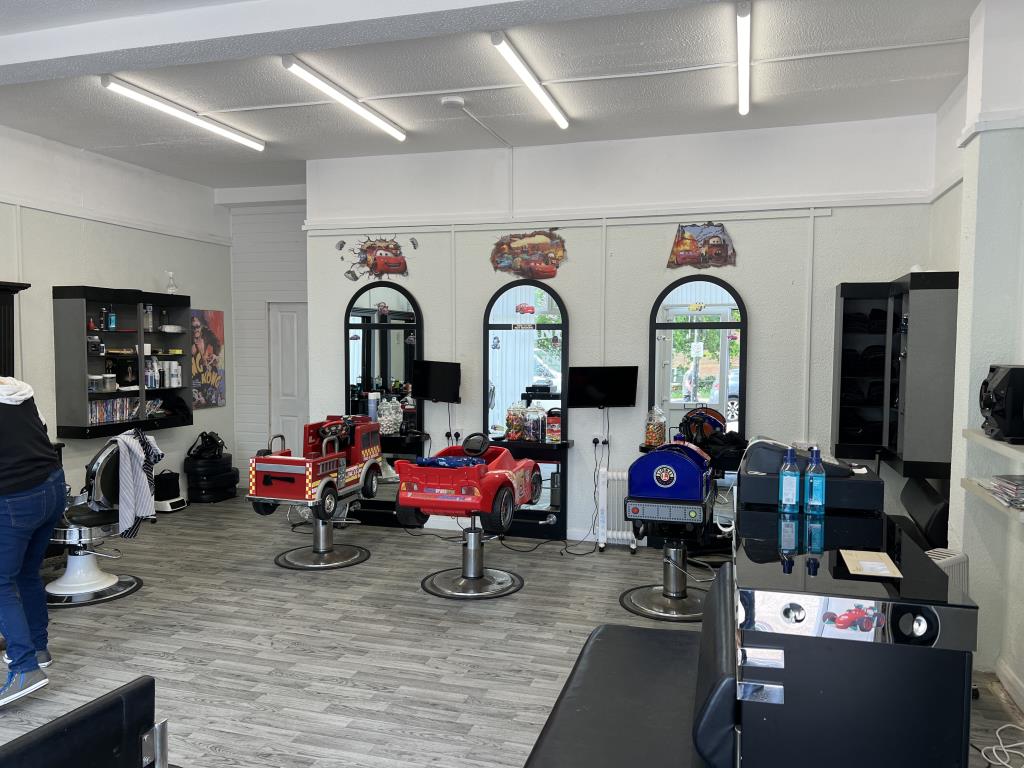 Lot: 3 - FREEHOLD COMMERCIAL INVESTMENT WITH RESIDENTIAL CONVERSION POTENTIAL - Front salon currently let as family barbers